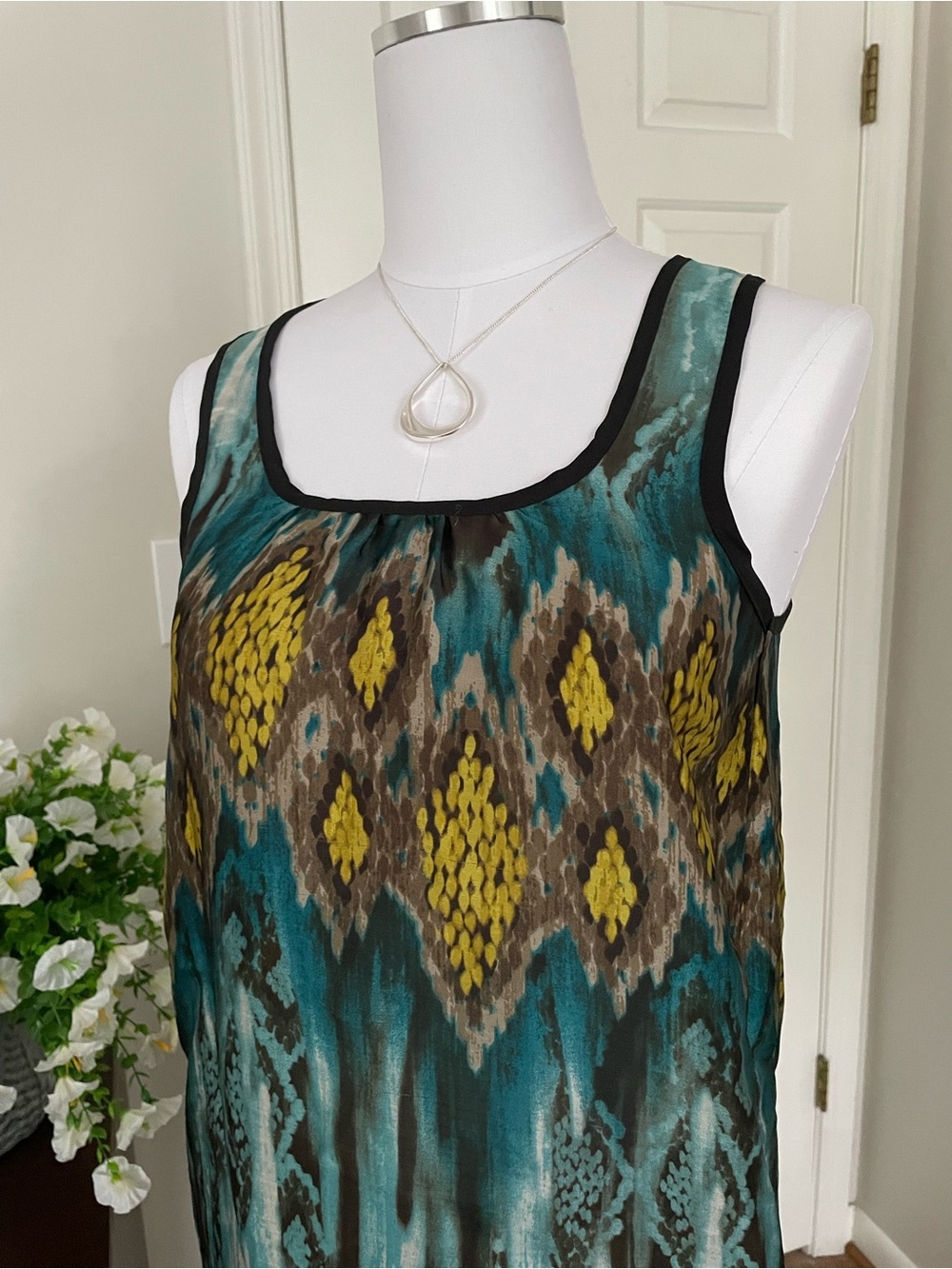 Women's Teal & Yellow Printed Sleeveless Blouse - Picture 4 of 8